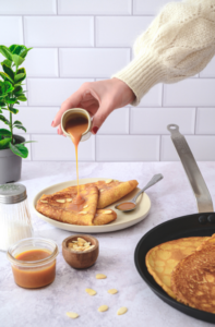 Karamelpannenkoeken met gezouten boter en amandelen